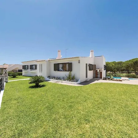 A Lovely 3 Bedroom With Private Pool And Gardens Close To Marina *