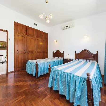 A Lovely 3 Bedroom With Private Pool And Gardens Close To Marina Villa Vilamoura