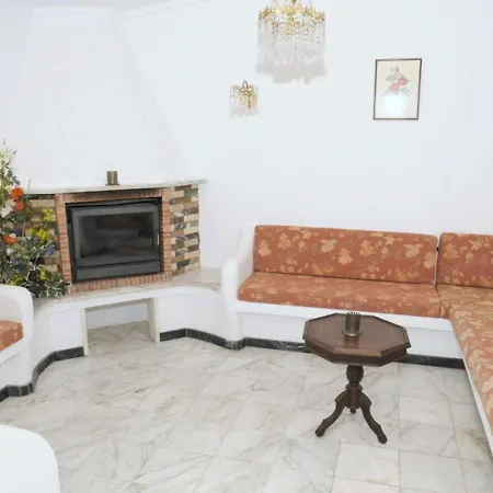 A Lovely 3 Bedroom With Private Pool And Gardens Close To Marina